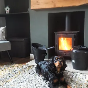 Large Cottage, Beach, Pubs Shops, Netflix, Bbq, Dog Friendly Holiday home