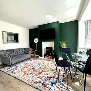 Sophisticated With Beautiful & Large Garden , Cardiff United Kingdom